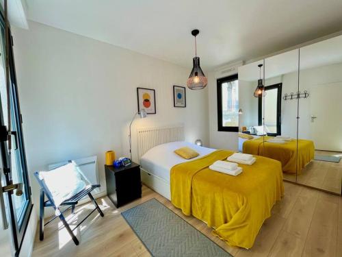 1 dormitorio con 1 cama y 1 silla en Le Nid d'Erlon - Reims en Reims