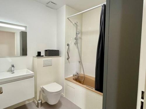 une salle de bain avec une douche, des toilettes et un lavabo dans l'établissement Le Nid d'Erlon - Reims, à Reims