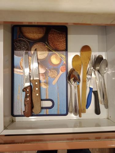 uma gaveta cheia de utensílios de cozinha em آفاق التميز em Jidá