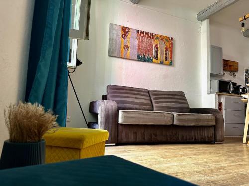 un salon avec un canapé et une table dans l'établissement Romantique - NeaSpace Vieux Nice, à Nice