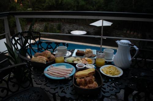 una mesa con desayuno en una mesa con aperitivo en Sonidos Del Bosque en Mar de las Pampas