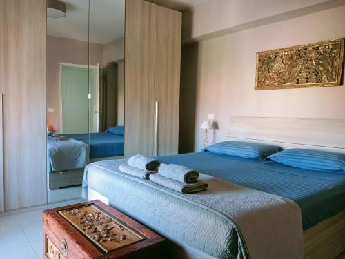 a bedroom with two beds and a mirror at Appartamento a 50 mt dal mare in Rosignano Solvay