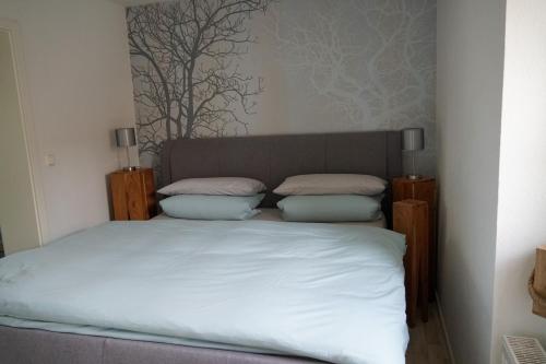 1 dormitorio con 2 almohadas en Ferienhaus Dani, en Bad Frankenhausen