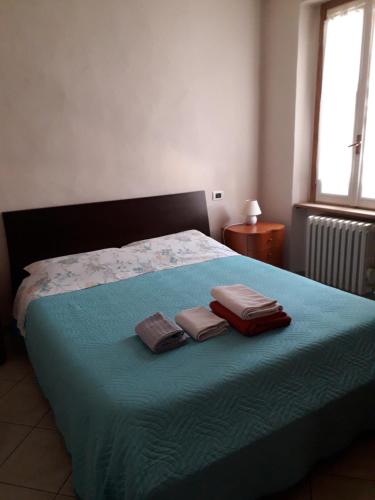ロナートにあるCasa Margheritaのベッドルーム1室(ベッド1台、タオル2枚付)