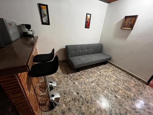 sala de estar con sofá y escritorio en Aparta Suite Torre De Prado 303, en Medellín