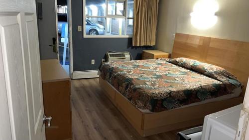 a bedroom with a bed and a window at Bel Air Motor Lodge in Maple Shade