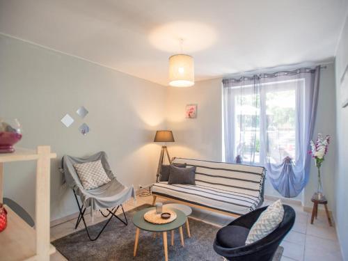 un salon avec un canapé et des chaises dans l'établissement Chez Hélene, à Sarlat-la-Canéda