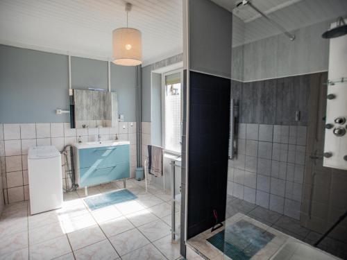 ein Bad mit einer Dusche und einem blauen Waschbecken in der Unterkunft Chez Hélene in Sarlat-la-Canéda