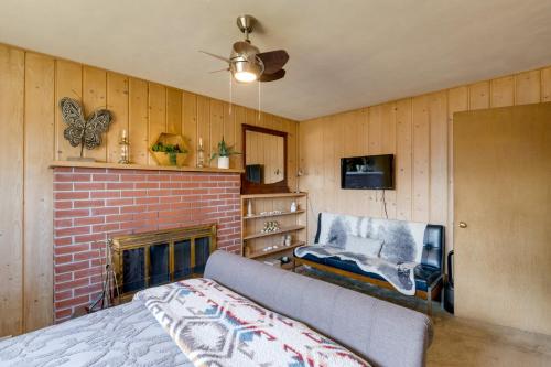 1 dormitorio con 1 cama y chimenea de ladrillo en Point Roberts Cottage with Ocean Views and Hot Tub! en Point Roberts