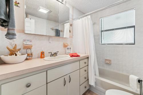 een badkamer met een wastafel, een toilet en een bad bij Waterfront Hudson Vacation Rental with Boat Dock! in Hudson