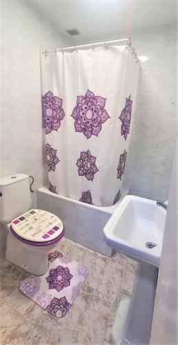 łazienka z toaletą i zasłoną prysznicową w obiekcie Habitacion en centro de ciudad con baño compartido w Pampelunie