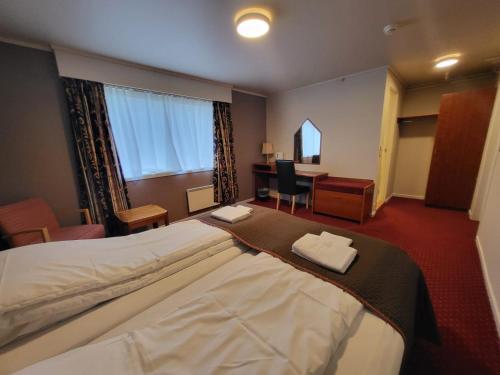 Кровать или кровати в номере Strand Fjordhotel