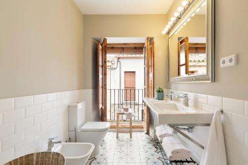 y baño con lavabo, aseo y espejo. en Garriguella- Roses – Pool Costa Brava House, en Garriguella