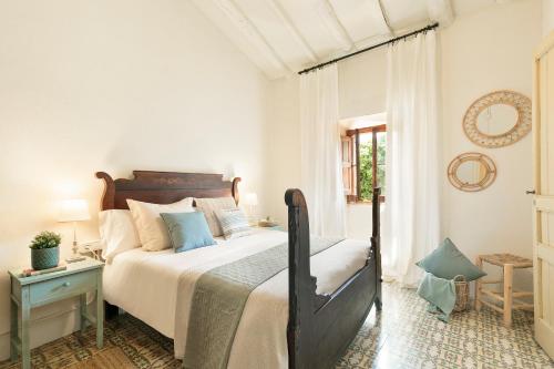 Un dormitorio con una cama grande y una ventana en Garriguella- Roses – Pool Costa Brava House en Garriguella