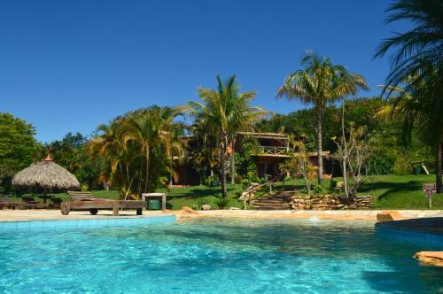 uma piscina em frente a um resort em Salto Corumbá Hotel Camping Clube em Corumbá de Goiás