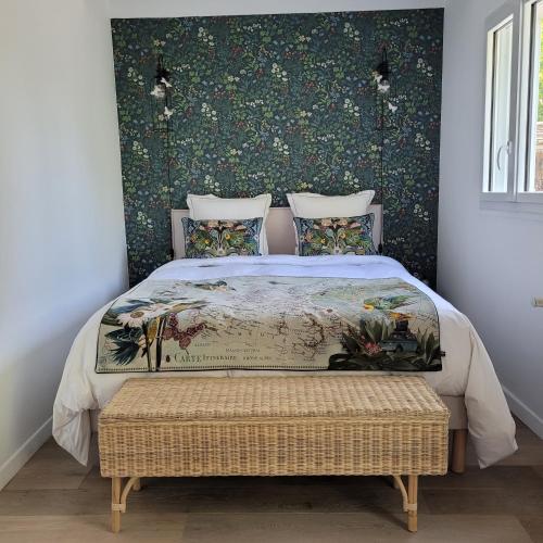 une chambre avec un lit avec un papier peint fleuri dans l'établissement LA VILLA MARIE, à Richebourg