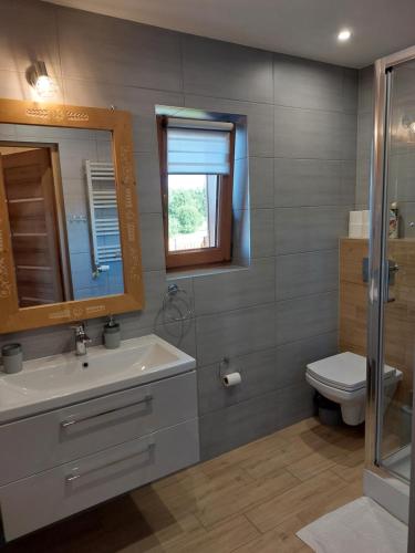 Kúpeľňa v ubytovaní Domki na Wierchu - z widokiem na góry