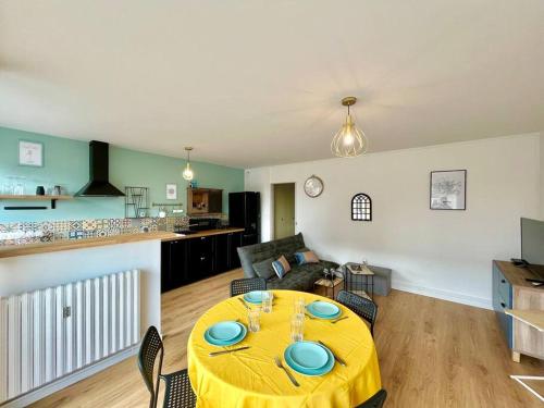 un salon avec une table jaune et une cuisine dans l'établissement DOM' - Proche Arena Boulingrin, à Reims
