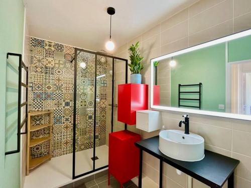 une salle de bain avec un lavabo et une douche dans l'établissement DOM' - Proche Arena Boulingrin, à Reims