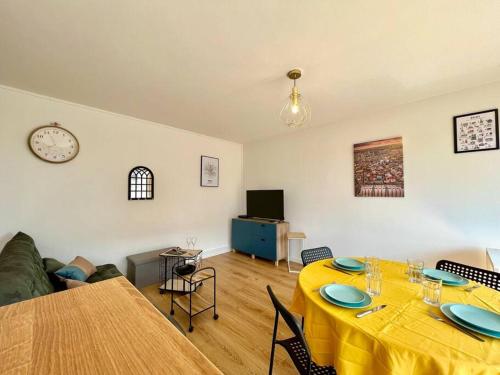 un salon avec une table et un canapé dans l'établissement DOM' - Proche Arena Boulingrin, à Reims