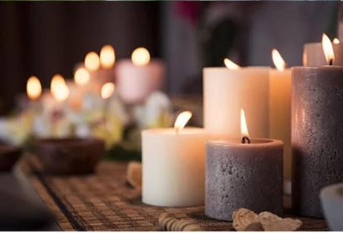 a group of candles sitting on top of a table at SCHUMANN'S RESORT & PARK in Alto Boquete