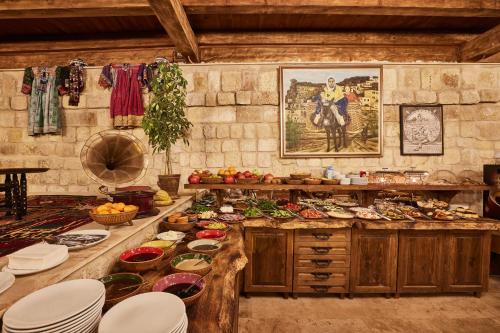 een keuken met een hoop eten op een tafel bij Under Cave Cappadocia in Urgup