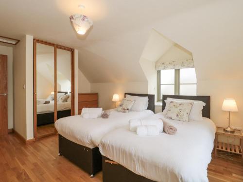 two twin beds in a room with a bedroom at The Old Schoolrooms in Radstock