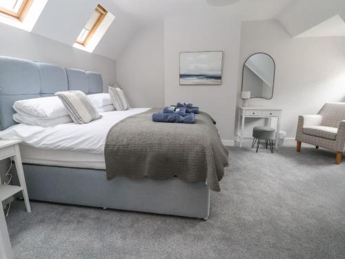 sypialnia z łóżkiem, biurkiem i krzesłem w obiekcie 1 Golf Links Cottages w mieście Northwich