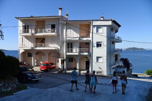 un grupo de personas de pie en frente de un edificio en Apartment in Neos Marmaras, GR, en Neos Marmaras