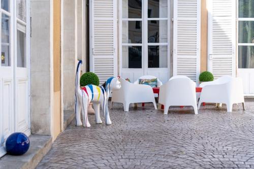 un gruppo di sedie e tavoli su un patio di Le Henri IV a Le Mans