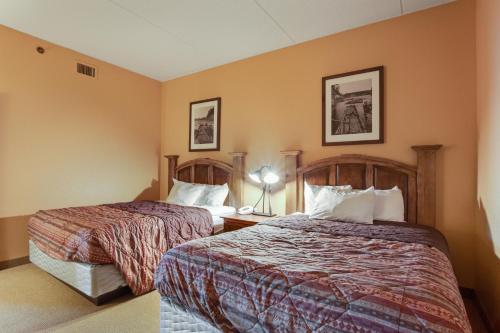 ein Hotelzimmer mit 2 Betten in einem Zimmer in der Unterkunft Chula Vista Condo 2408 in Wisconsin Dells