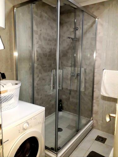 eine Duschkabine im Bad mit einer Waschmaschine in der Unterkunft Elizabeth apartment 2 bedroom sityBudva in Budva