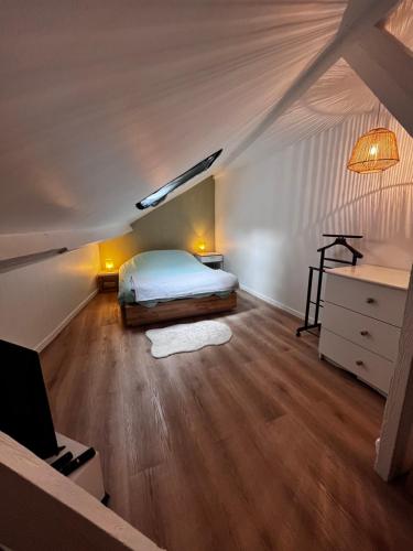 Säng eller sängar i ett rum på North cosy house - Douai Centre