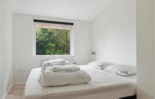 En eller flere senge i et værelse på 2 Bedroom Lovely Apartment In Fur