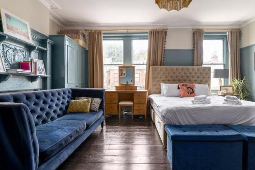 um quarto com uma cama e um sofá em GuestReady - A charming stay in Highgate em Londres