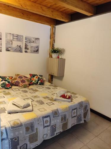 1 dormitorio con 1 cama con edredón en Casa Da Peppe, en Catania