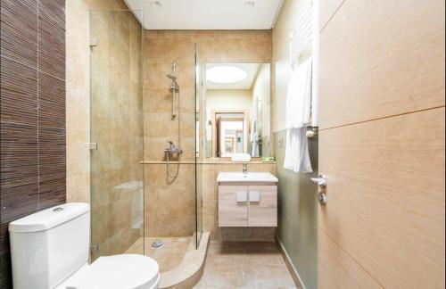 a bathroom with a toilet and a shower and a sink at Villa Eden luxe in Bouskoura