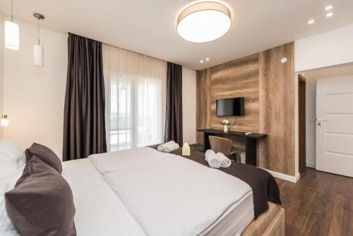 - une chambre avec un lit blanc et un bureau dans l'établissement Furesta, à Kraj