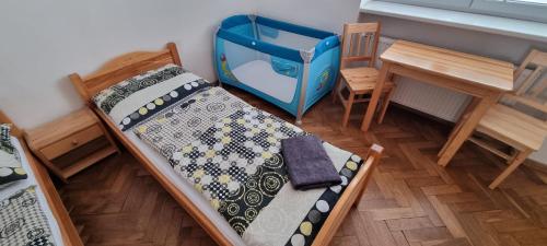 Modelo de habitación con cama y mesa en Ubytovanie Topoľčany, en Topoľčany