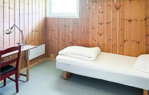 A bed or beds in a room at Amazing Home In Dovre With House A Panoramic View