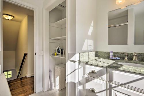 ein Badezimmer mit Waschbecken und Spiegel in der Unterkunft 2 Bicycles Provided! Cape Cod Cottage with Deck in Orleans