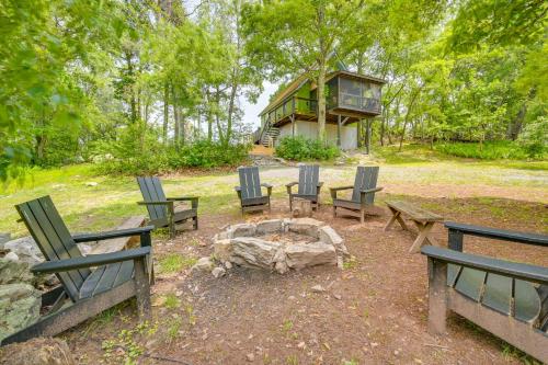 Κήπος έξω από το Great Cacapon Cabin with Mountain Views