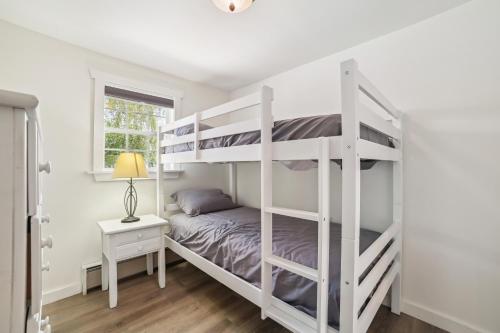 Poschodová posteľ alebo postele v izbe v ubytovaní Lakefront Gladwin Vacation Rental with Deck and Dock!