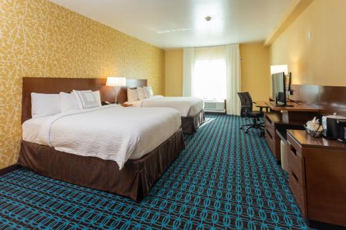 Fairfield Inn & Suites by Marriott Bay City, Texas في باي سيتي: غرفة فندقية بسريرين ومكتب