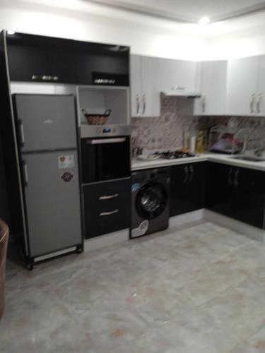een keuken met een koelkast en een wasmachine bij Appartement Saidia a 500 m de la plage in Saidia 