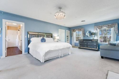 a blue bedroom with a large bed and a blue wall at Presidents House B & B in Plainview