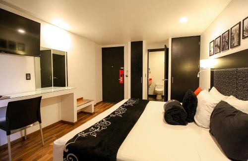 a bedroom with a large bed in a room at Hotel Black Boutique in Mexico City
