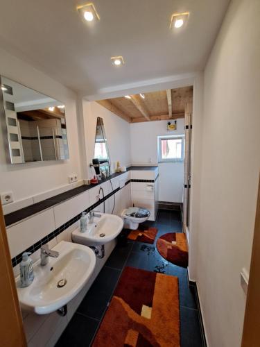 La salle de bains est pourvue de 2 lavabos et de 2 miroirs. dans l'établissement Bed & Breakfast Preith, 