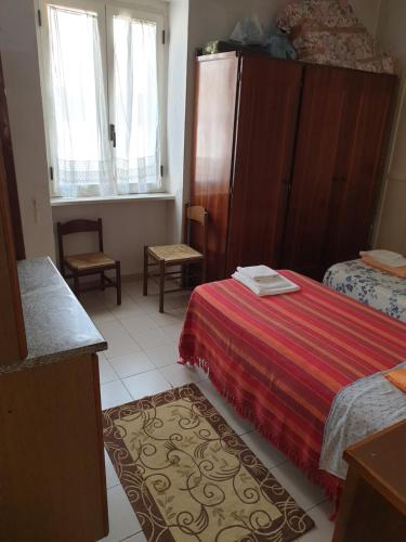 Habitación de hotel con 2 camas y manta roja en Casa vacanza, en Zungri