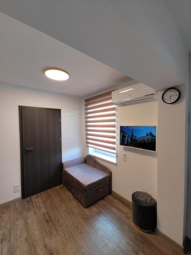 ein Wohnzimmer mit einem Sofa und einem Fenster in der Unterkunft Butas miesto centre in Mažeikiai